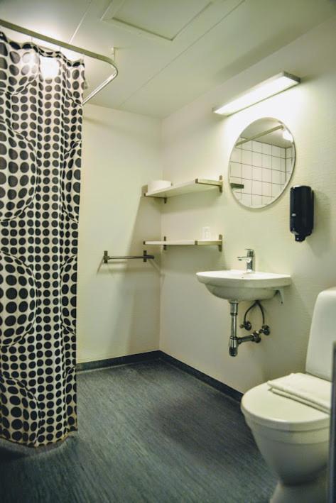 Хостел Stoberiet Свендборг Экстерьер фото A typical shower room