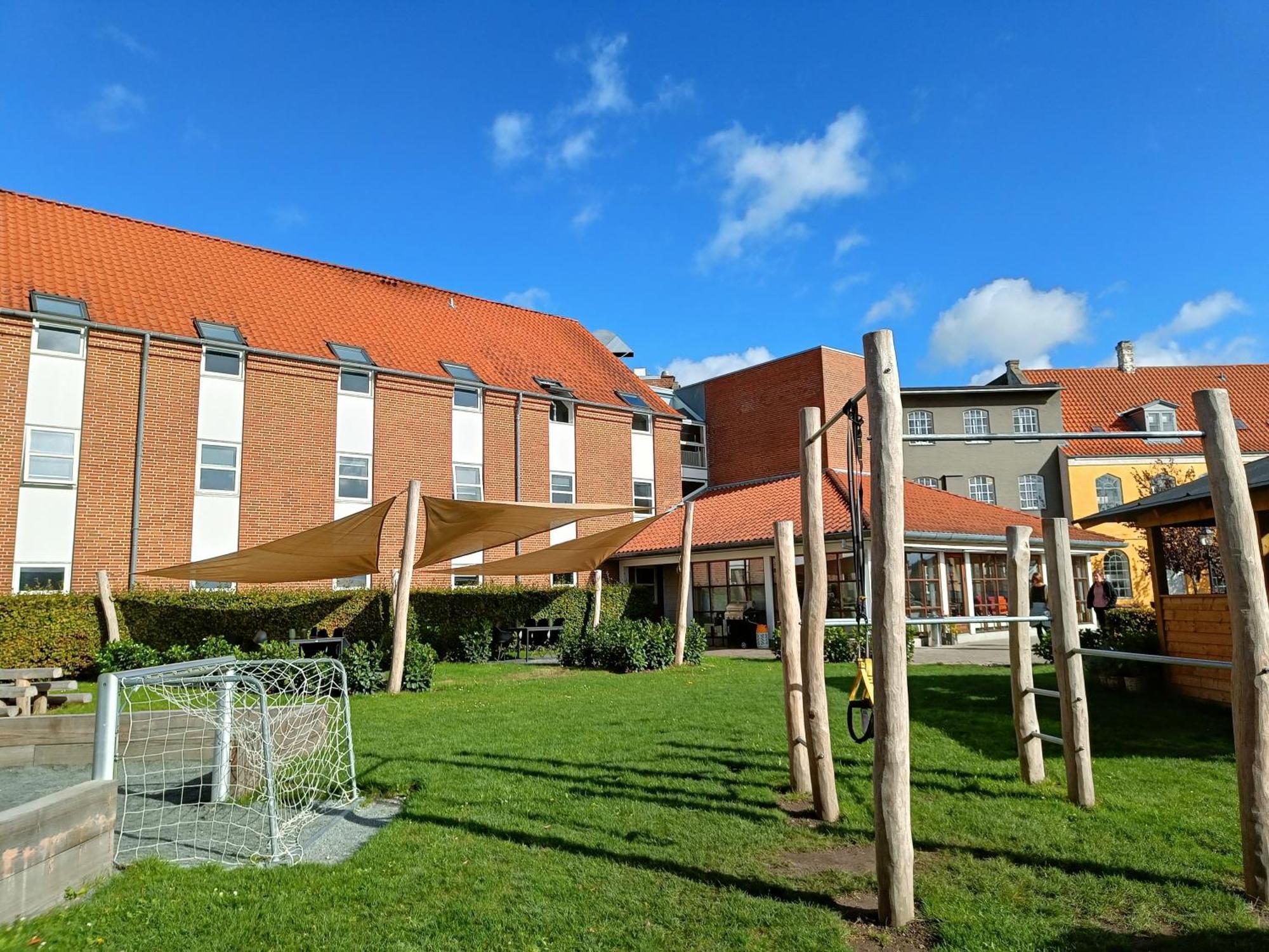 Хостел Stoberiet Свендборг Экстерьер фото The school's main building