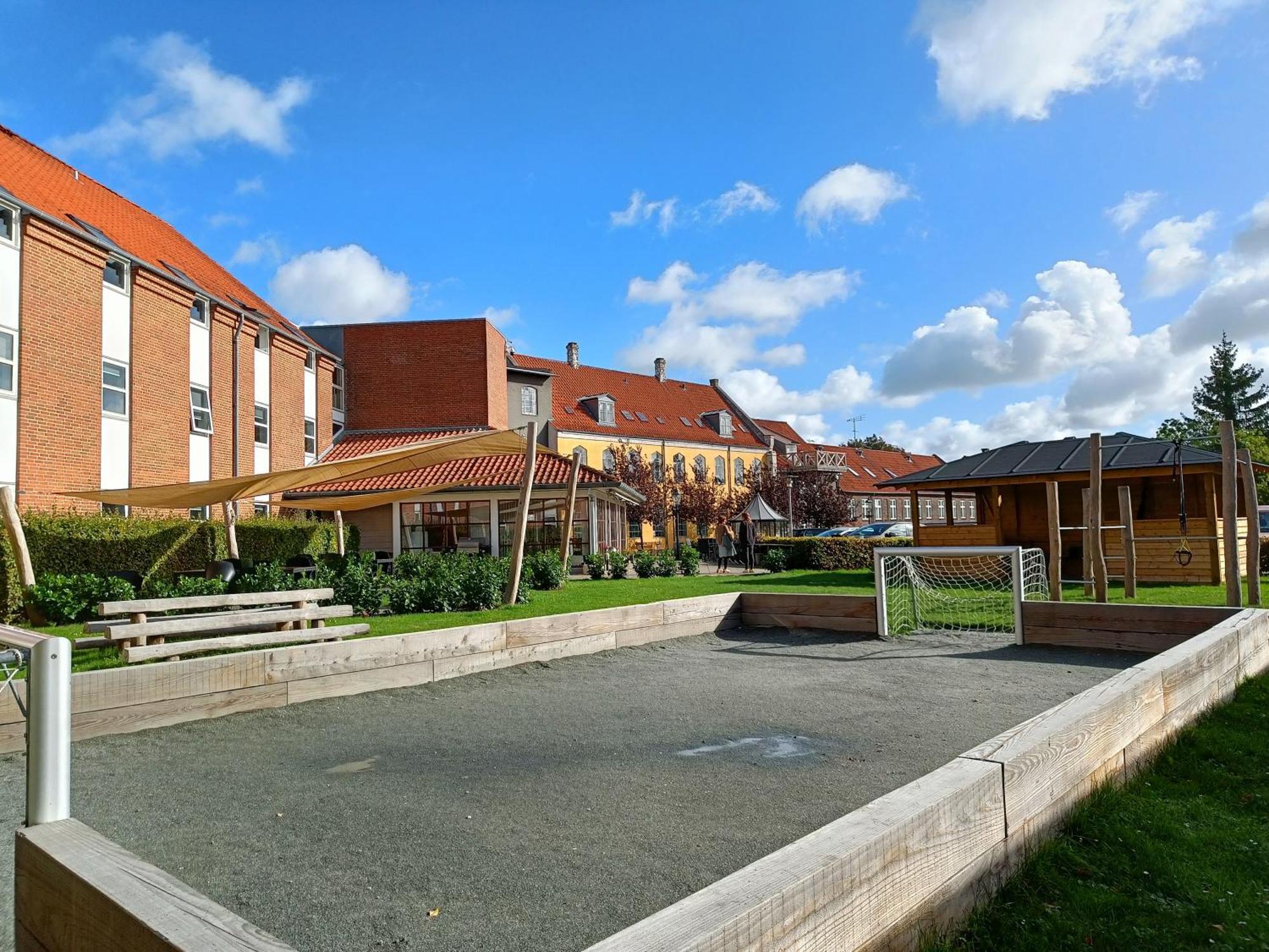Хостел Stoberiet Свендборг Экстерьер фото The Pétanque court