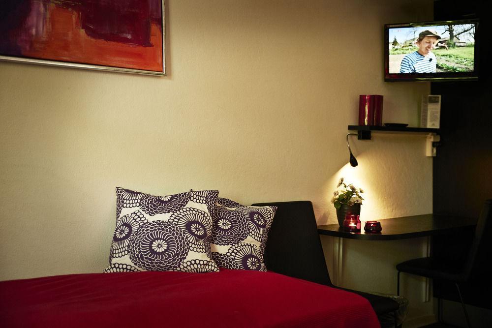 Хостел Stoberiet Свендборг Экстерьер фото A room at the hotel