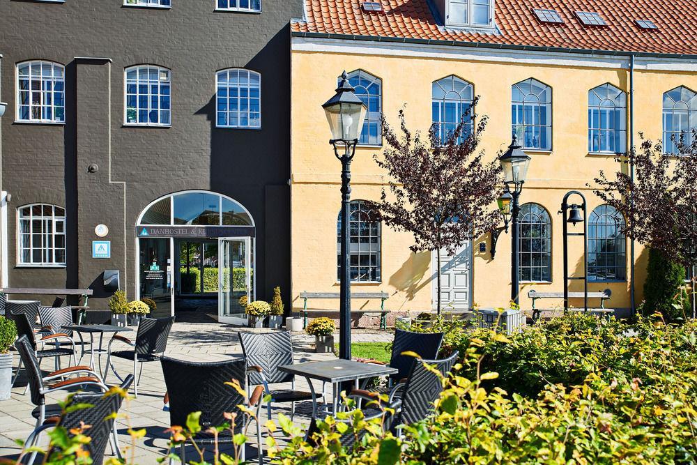 Хостел Stoberiet Свендборг Экстерьер фото The former town hall of Sønderborg
