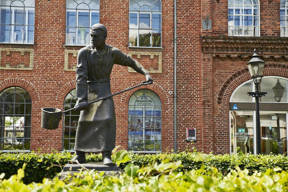 Хостел Stoberiet Свендборг Экстерьер фото The statue of Mary Shelley in front of the school